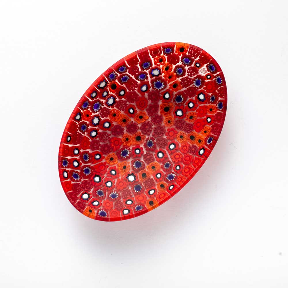 Ercole-Moretti-Classic-collection-piatto-ovale-con-murrine-in-vetro-di-Murano-glass-murrina-oval-plate-crimson-bouquet-Basic_Ovp_213_2.jpg Ciotola ovale Crimson Bouquet in murrine rosse 10,5 x 7,5 cm - immagine 1