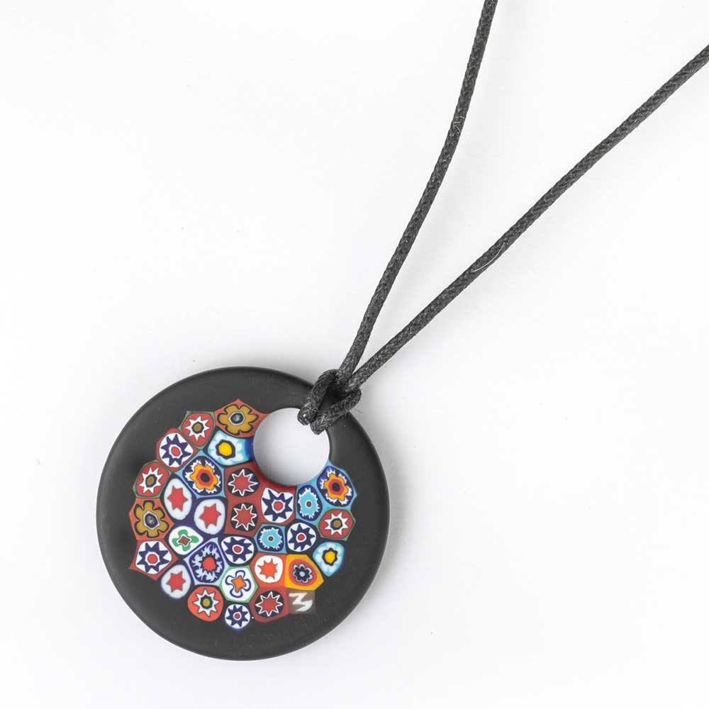 Ercole-Moretti-Frame-collection-pendente-in-murrine-in-vetro-di-Murano-glass-pendant-Millefiori-10271_100_1.jpg Pendente rotondo in murrine Millefiori e bordo nero - immagine 1