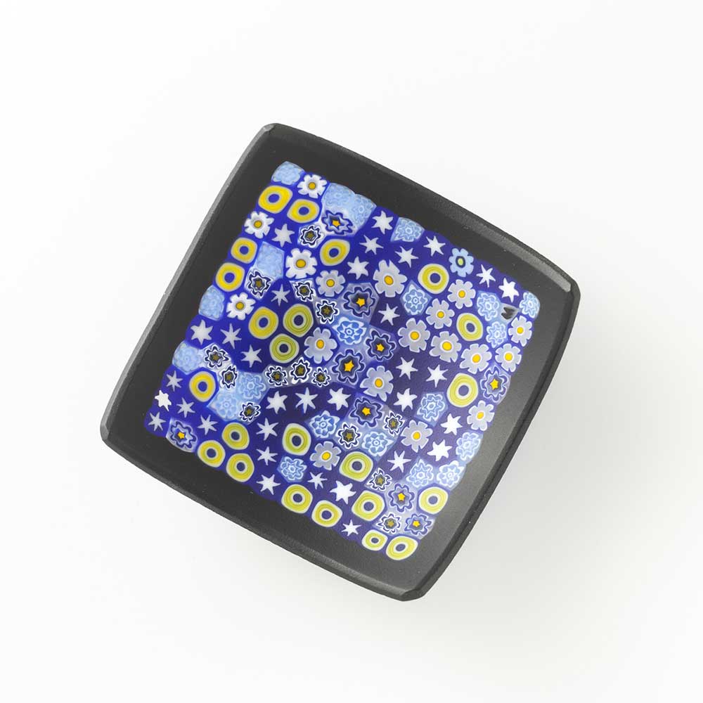 Ercole-Moretti-Frame-collection-piatto-quadrato-in-vetro-di-Murano-glass-square-plate-starry-blossom-Frame_8_212N_2.jpg Ciotola quadrata Starry Blossom in murrine blu 8x8 cm - immagine 1