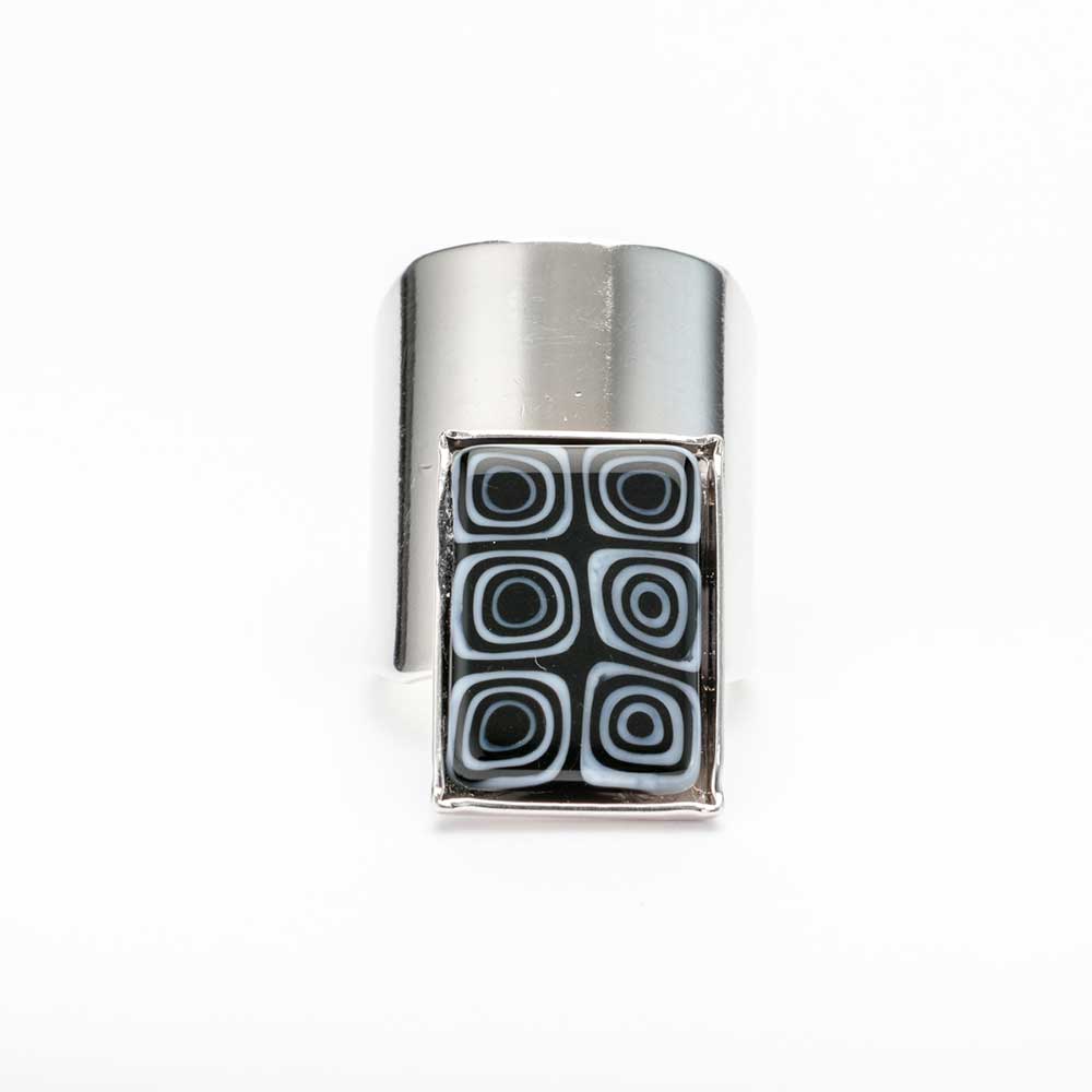 Ercole-Moretti-Madame-collection-anello-con-murrine-in-vetro-di-Murano-glass-adjustable-ring-Optical-Illusion-10153AN_66_1.jpg Anello Optical Illusion argentato regolabile con 6 murrine nere - immagine 1