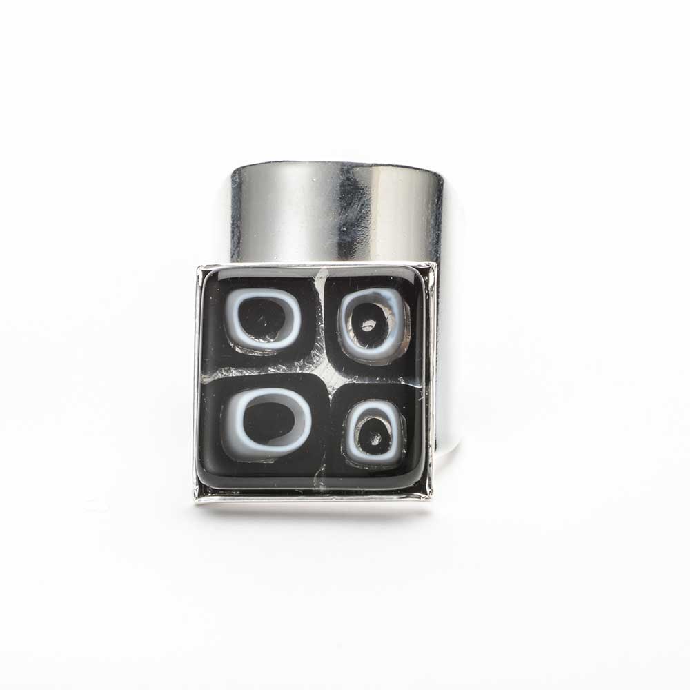 Ercole-Moretti-Mademoiselle-collection-anello-con-murrine-in-vetro-di-Murano-glass-adjustable-ring-Black-Hole-10151AN_64_1.jpg Anello Black Hole argentato regolabile con 4 murrine nere - immagine 1