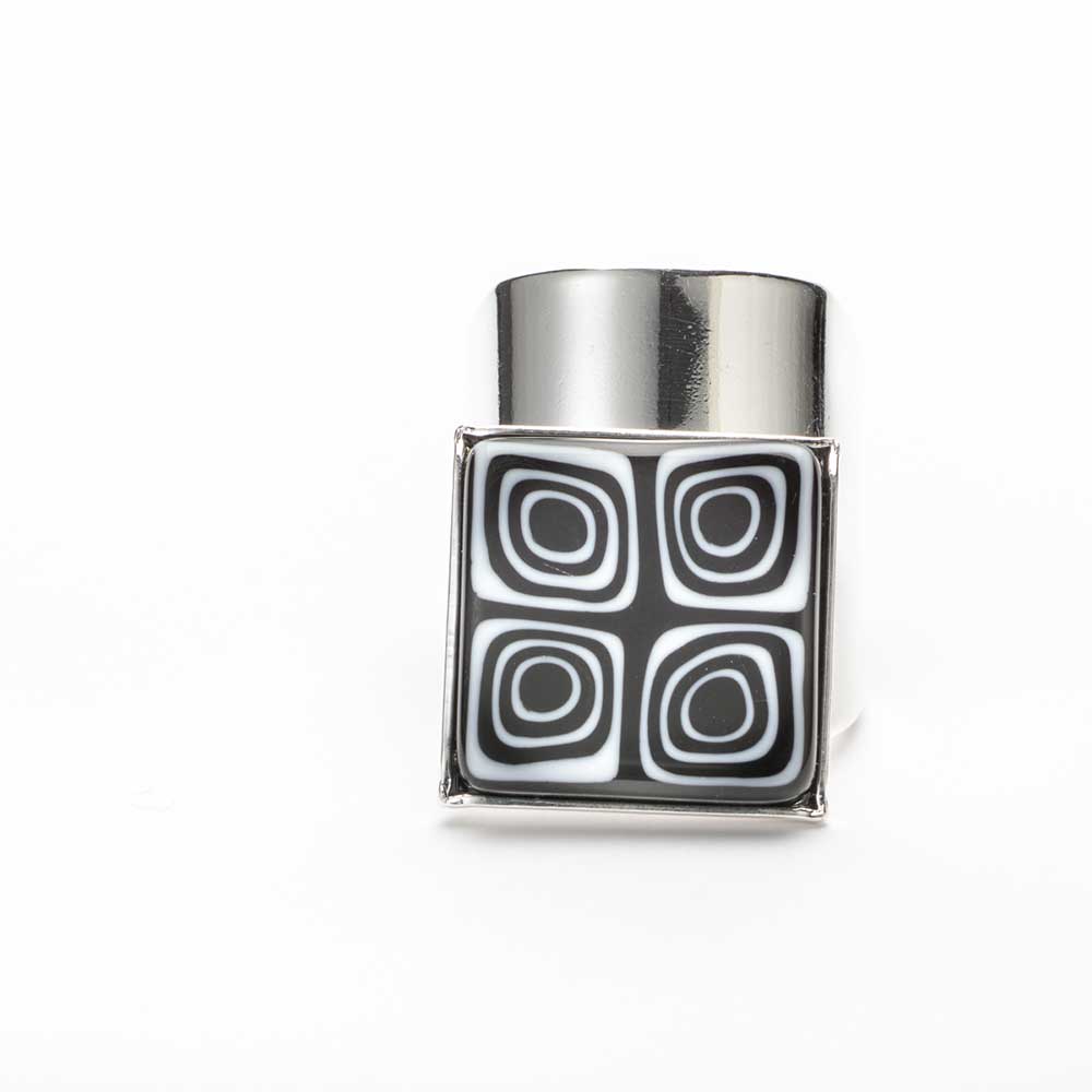 Ercole-Moretti-Mademoiselle-collection-anello-con-murrine-in-vetro-di-Murano-glass-adjustable-ring-Optical-Illusion-10151AN_66_1.jpg Adjustable silvery Optical Illusion ring with 4 black Millefiori Murano glass - immagine 1