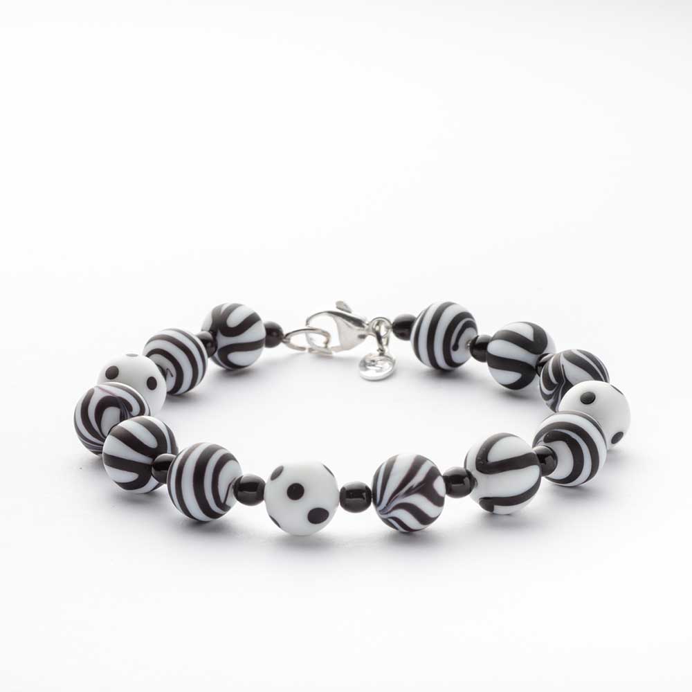 Ercole-Moretti-Murano-Charms-collection-bracciale-in-vetro-di-murano-glass-bracelet-Grooves-202430_BR_W_1.jpg Bracciale Grooves con perle bianche e nere - immagine 1
