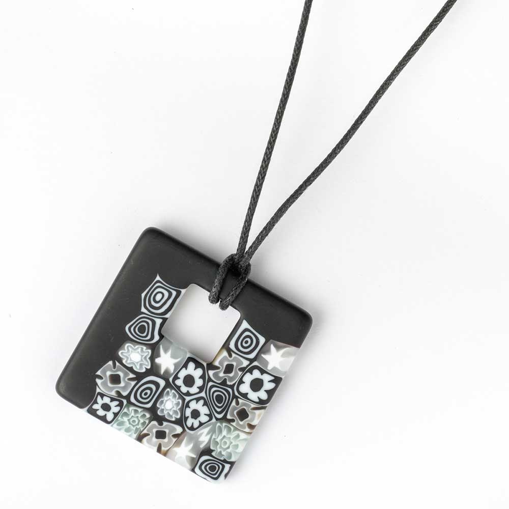 Ercole-Moretti-One-collection-pendente-in-murrine-in-vetro-di-Murano-glass-pendant-Piano-10143_BW_1.jpg Pendente quadrato Piano in murrine bianche e nere - immagine 1
