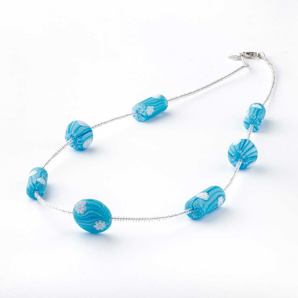 Ercole-Moretti-Venetian-Decollete-collection-collana-in-perle-in-vetro-di-Murano-pearl-glass-necklace-Flower-Escape-202429_70_1_1.jpg Collana Flower Escape azzurra 70 cm - immagine 1