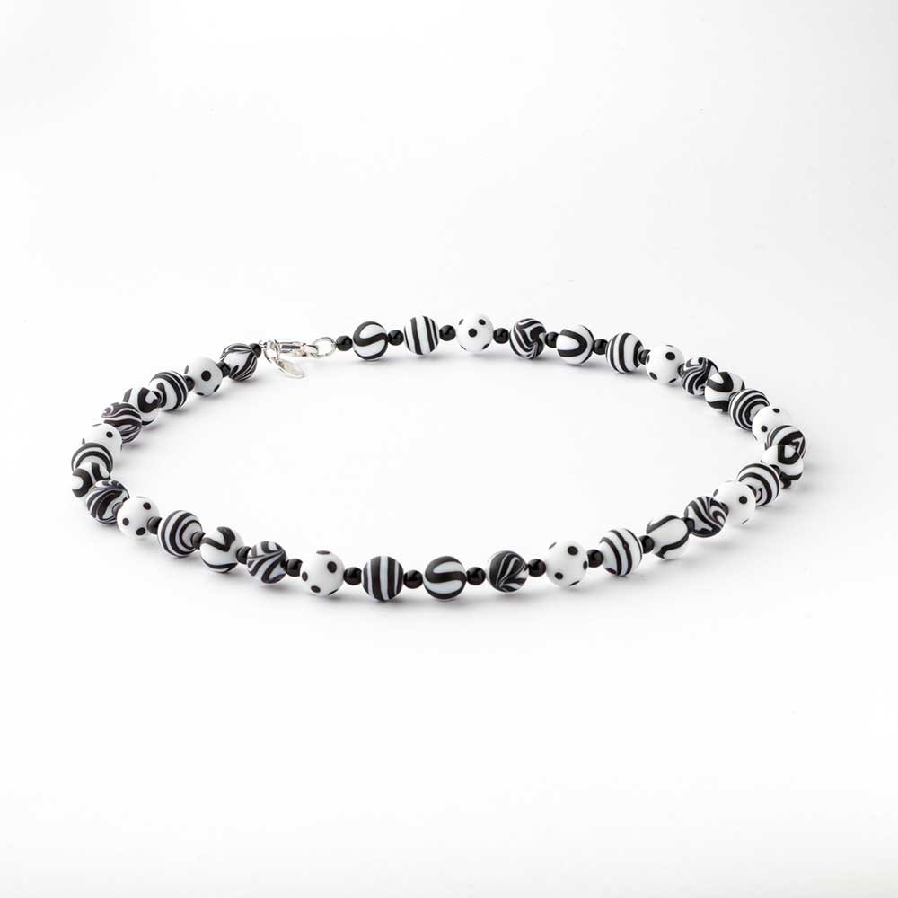 Ercole-Moretti-Venetian-Decollete-collection-collana-in-perle-in-vetro-di-Murano-pearl-glass-necklace-Grooves-202430_50_W_1.jpg Grooves black and white Murano glass necklace 50 cm - Image 1