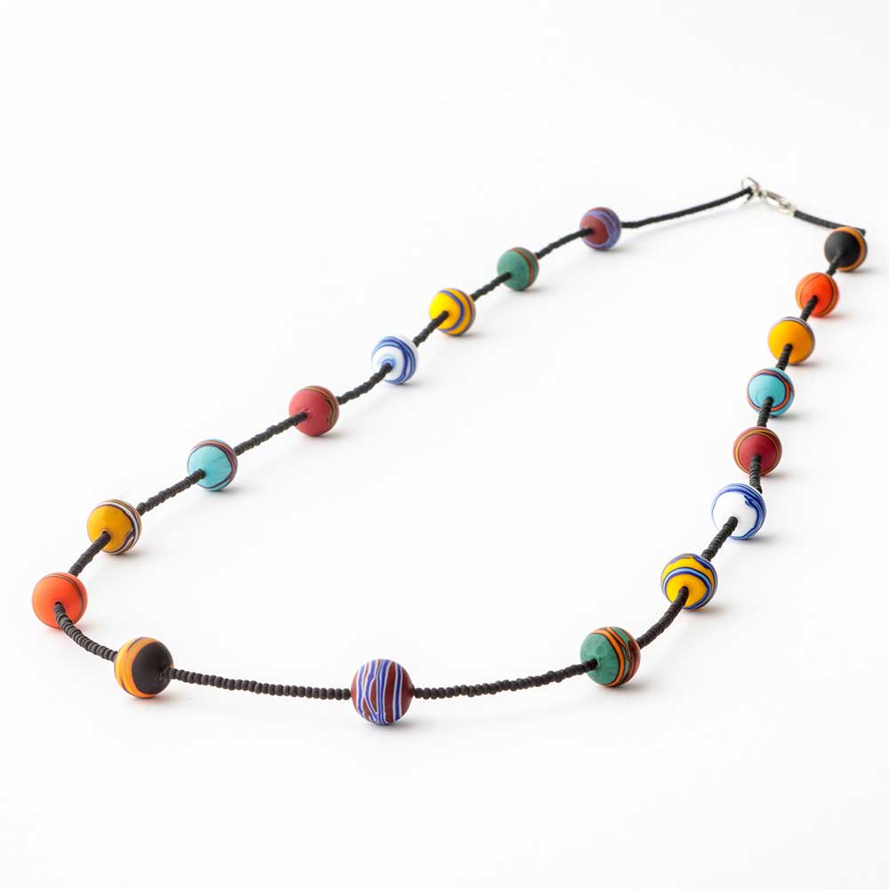 Ercole-Moretti-Venetian-Decollete-collection-collana-in-perle-in-vetro-di-Murano-pearl-glass-necklace-Scarabocchio-202408_104_MIX_1.jpg Collana con perle Scarabocchio e conteria 104 cm - immagine 1